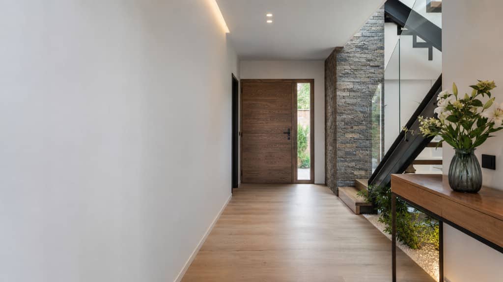 Entrada de chalet con escalera, piedra natural y jardín interior