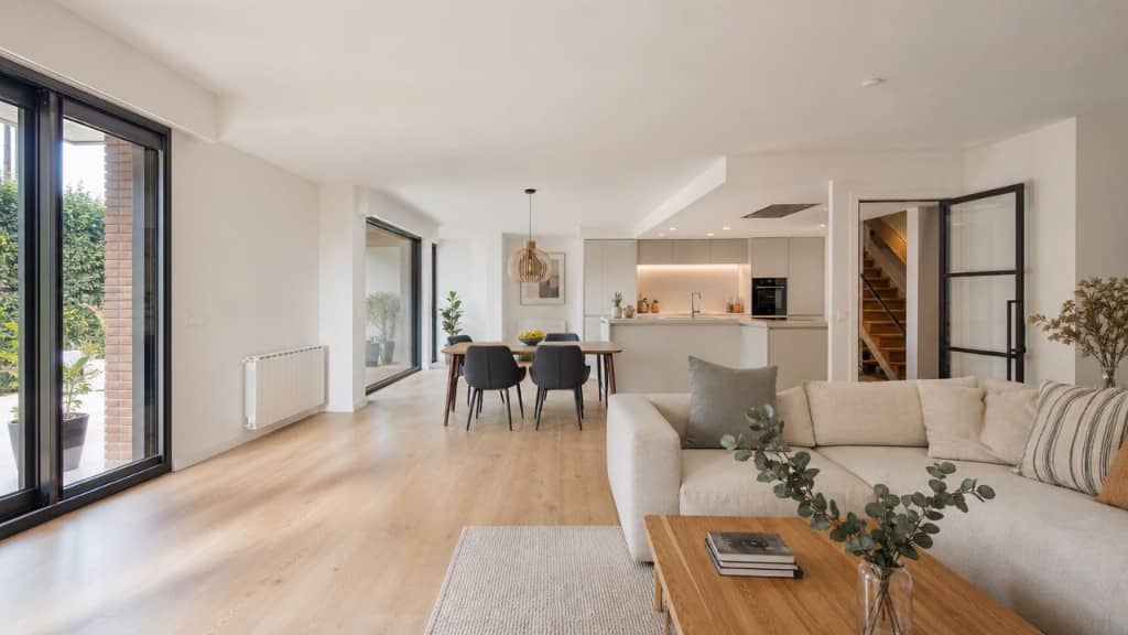 Salón, comedor y cocina de chalet con luz natural y acabados claros