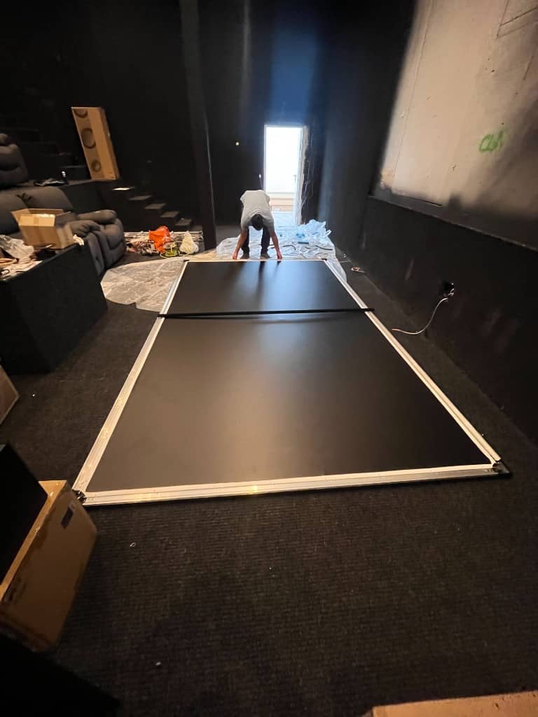 Montaje de panel o pantalla en obra de sala de cine en chalet