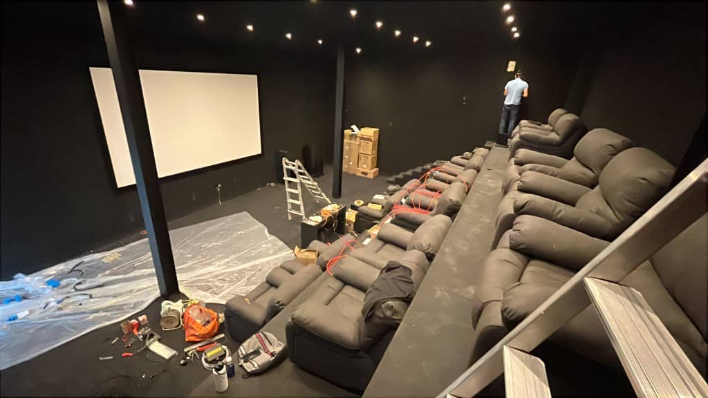 Obra de sala de cine en chalet con gradas, butacas y cableado audiovisual
