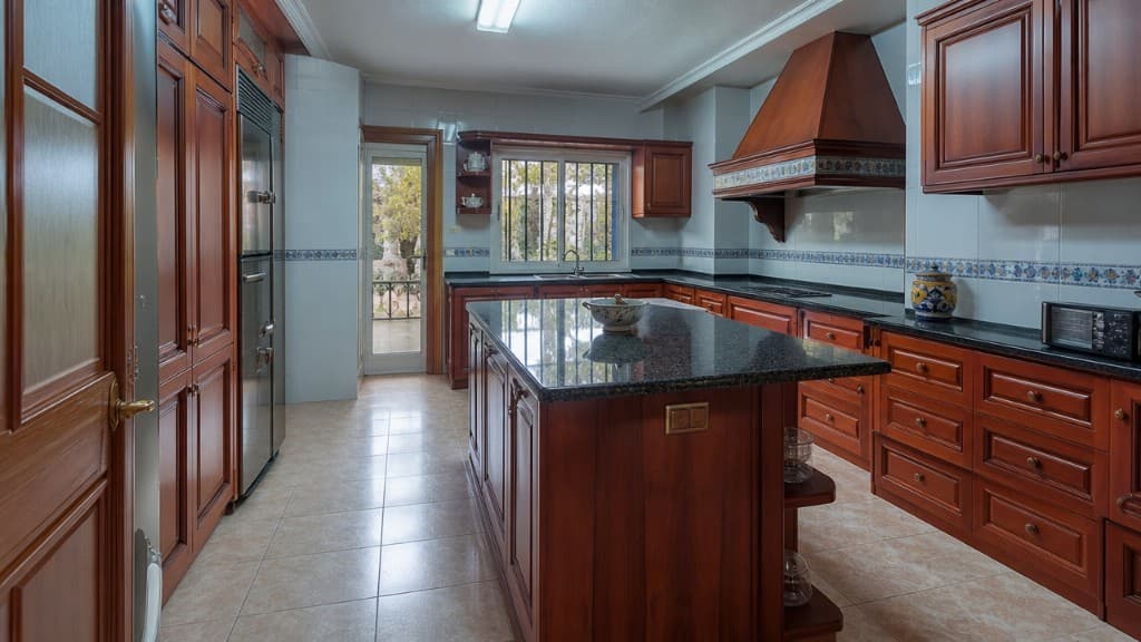 Antes: Cocina de chalet antes y después con isla moderna