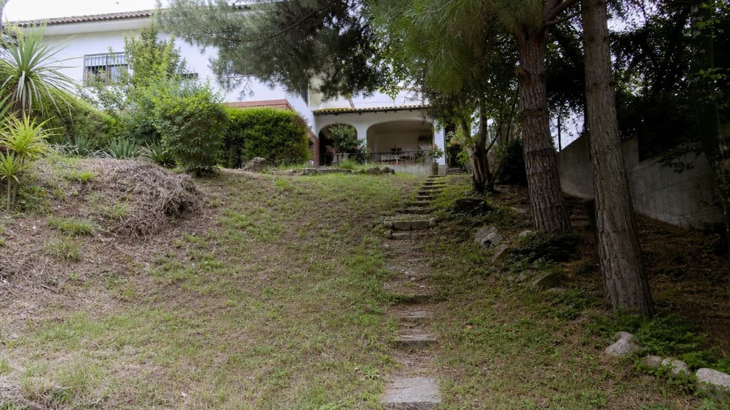 Antes: Jardín en pendiente de chalet antes y después con escalera LED